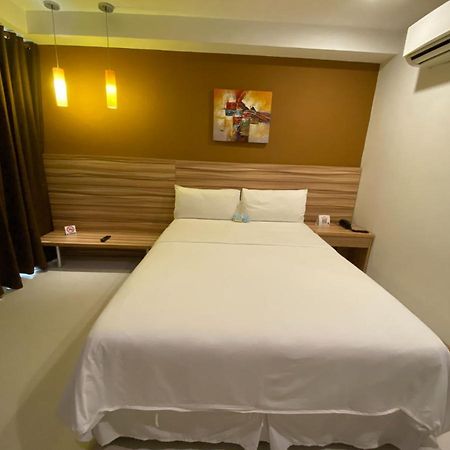 Capital O 820 Guijo Suites Makati Manilla Buitenkant foto