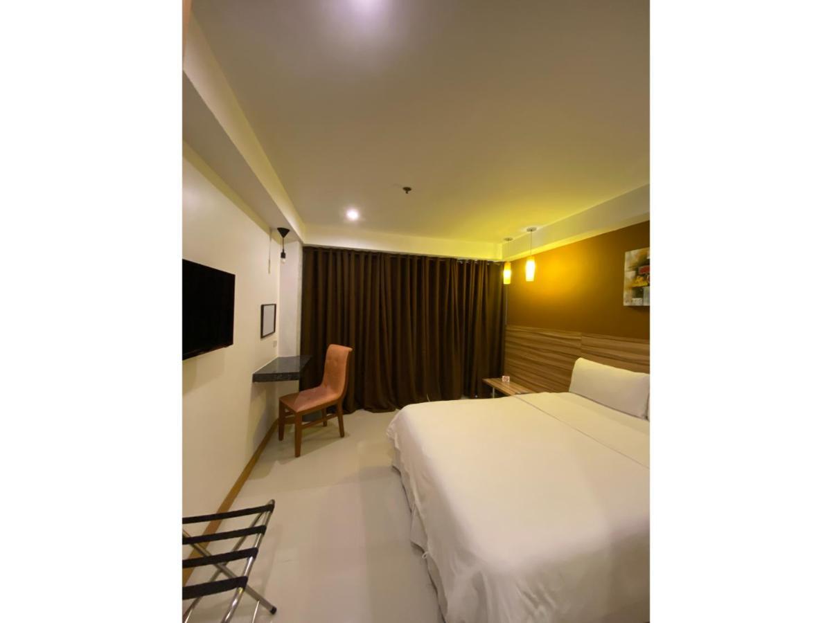 Capital O 820 Guijo Suites Makati Manilla Buitenkant foto