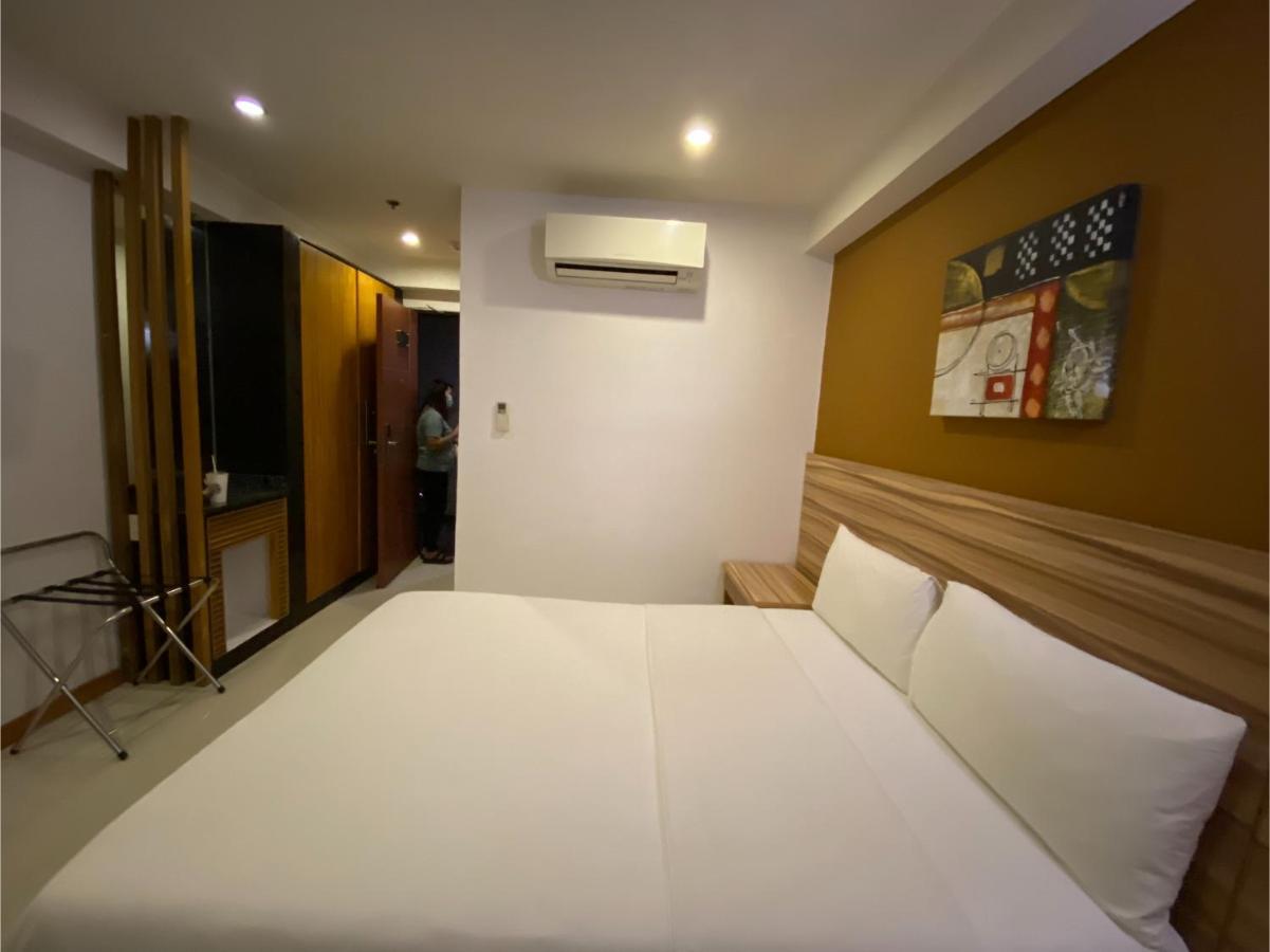 Capital O 820 Guijo Suites Makati Manilla Buitenkant foto